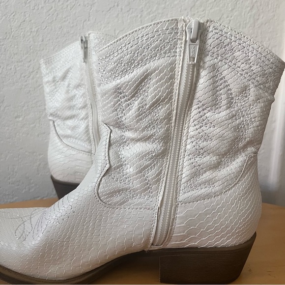 Cowboy Boots Coconuts by Matisse Pistol Western White Booties Women’s 6.5 - Picture 6 of 13